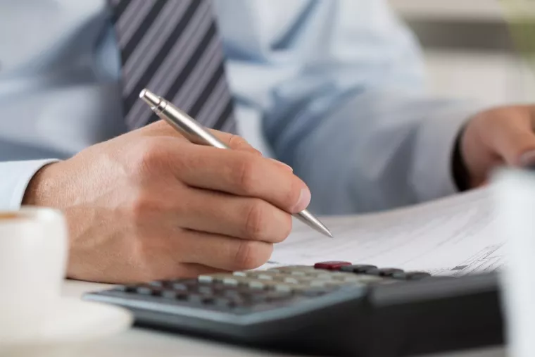 Faire appel à un expert comptable pour la gestion des bulletins de paie des salariés d'une agence de voyage, Fourques, Société d'Expertise Comptable Rhône-Sud